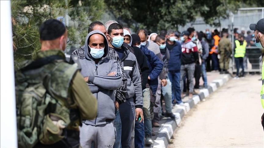 تشكيل لجنة وزارية تضم خبراء لتحصيل حقوق العمال الفلسطينيين بإسرائيل

